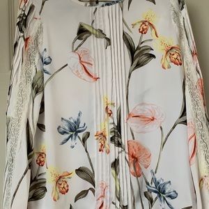 White House Black Market beautiful blouse.Pleated front and sleeves.Lace trim.